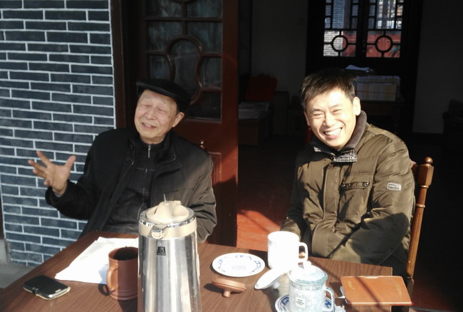 张廷栖副会长主持会议,右为赵明远
